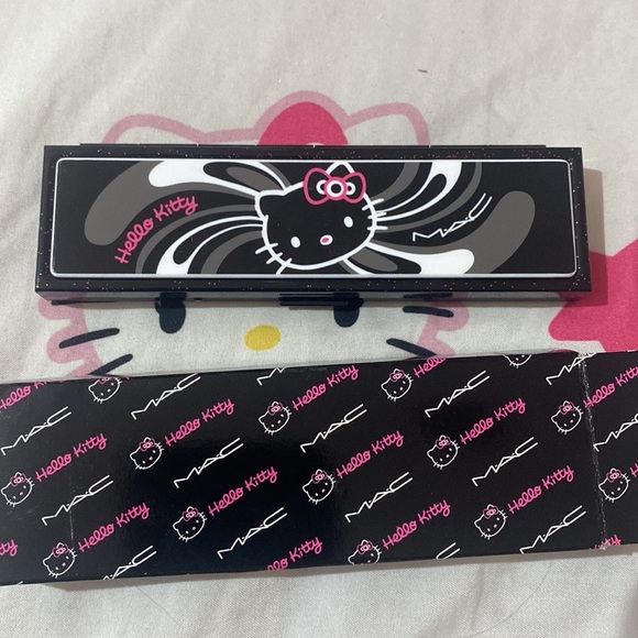 🎉HOST PICK🎉 NWT Exclusive hallow kitty eyeshadow palette - Picture 4 of 8